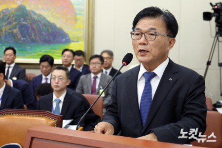 박상진 한국산업은행 회장이 8일 서울 여의도 국회에서 열린 정무위원회의 금융위원회·한국산업은행·중소기업은행에 대한 국정감사에서 기관보고를 하고 있다.