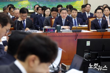 이억원 금융위원장이 8일 서울 여의도 국회에서 열린 정무위원회의 금융위원회·한국산업은행·중소기업은행에 대한 국정감사에서 의원 질의에 답변을 하고 있다.