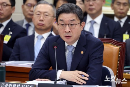 이억원 금융위원장이 8일 서울 여의도 국회에서 열린 정무위원회의 금융위원회·한국산업은행·중소기업은행에 대한 국정감사에서 의원 질의에 답변을 하고 있다.