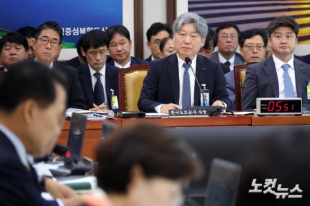 유정훈 한국도로공사 사장이 8일 서울 여의도 국회에서 열린 국토교통위원회의 한국도로공사·한국교통안전공단에 대한 국정감사에서 의원 질의를 받고 있다.
