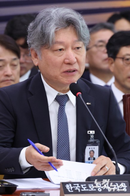 유정훈 한국도로공사 사장이 8일 서울 여의도 국회에서 열린 국토교통위원회의 한국도로공사·한국교통안전공단에 대한 국정감사에서 의원 질의를 받고 있다
