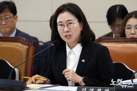 이미선 기상청장이 8일 서울 여의도 국회에서 열린 기후환경노동위원회의 기상청에 대한 국정감사에서 의원 질의에 답변을 하고 있다.