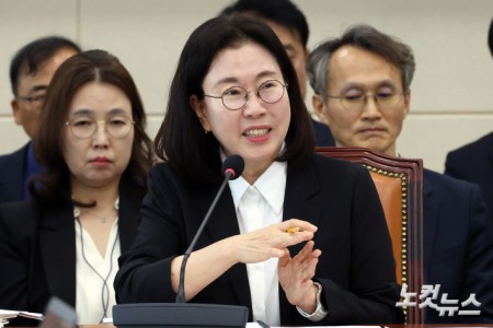 이미선 기상청장이 8일 서울 여의도 국회에서 열린 기후환경노동위원회의 기상청에 대한 국정감사에서 의원 질의에 답변을 하고 있다.