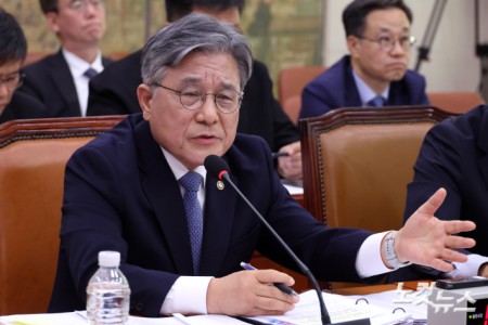 허민 국가유산청장이 8일 서울 여의도 국회에서 열린 문화체육관광위원회의 국가유산청 등에 대한 국정감사에서 의원 질의에 답변을 하고 있다.