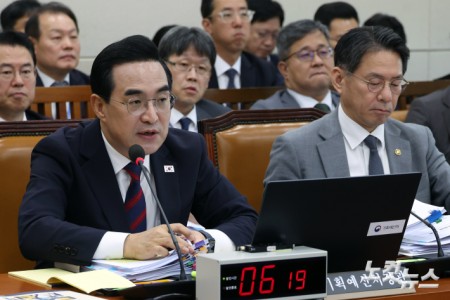 박홍근 기획예산처 장관이 8일 서울 여의도 국회에서 열린 재정경제기획위원회의 기획예산처에 대한 국정감사에서  의원 질의에 답변을 하고 있다.