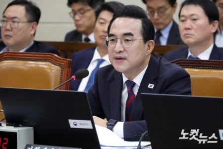 박홍근 기획예산처 장관이 8일 서울 여의도 국회에서 열린 재정경제기획위원회의 기획예산처에 대한 국정감사에서  의원 질의에 답변을 하고 있다.