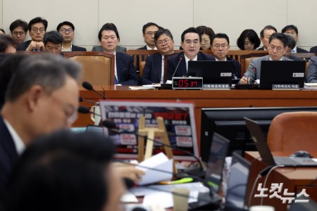 박홍근 기획예산처 장관이 8일 서울 여의도 국회에서 열린 재정경제기획위원회의 기획예산처에 대한 국정감사에서  의원 질의에 답변을 하고 있다.