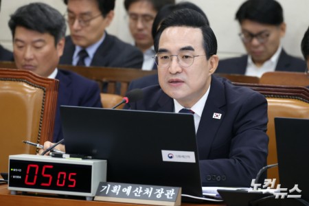 박홍근 기획예산처 장관이 8일 서울 여의도 국회에서 열린 재정경제기획위원회의 기획예산처에 대한 국정감사에서 의원 질의에 답변을 하고 있다.