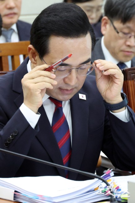 박홍근 기획예산처 장관이 8일 서울 여의도 국회에서 열린 재정경제기획위원회의 기획예산처에 대한 국정감사에서 안경을 만지고 있다.