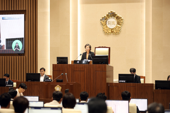의사일정을 진행하고 있는 김미경 수원시의장. 수원시의회 제공