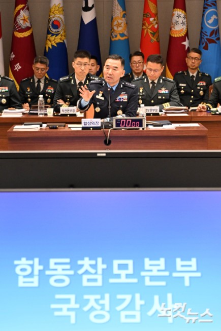 진영승 합참의장이 8일 서울 용산구 국방부에서 열린 국회 국방위원회의 합동참모본부 등에 대한 국정감사에서 의원 질의에 답변을 하고 있다.