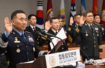 진영승 합참의장이 8일 서울 용산구 국방부에서 열린 국회 국방위원회의 합동참모본부 등에 대한 국정감사에서 선서를 하고 있다.