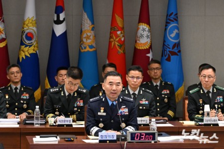 진영승 합참의장이 8일 서울 용산구 국방부에서 열린 국회 국방위원회의 합동참모본부 등에 대한 국정감사에서 의원 질의에 답변을 하고 있다.