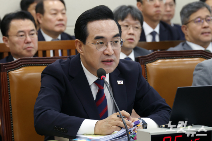 박홍근 기획예산처 장관이 8일 서울 여의도 국회에서 열린 재정경제기획위원회의 기획예산처에 대한 국정감사에서 의원 질의에 답변을 하고 있다. 윤창원 기자