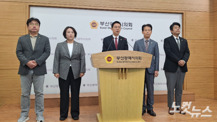질의에 응답하고 있는 송우현(중앙) 시의원과 왼쪽부터 김동하, 하은미, 최홍찬, 조병제 의원. 강민정 기자