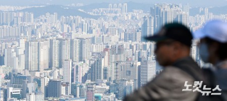 서울 집값이 87주 연속 상승하며 역대 최장 상승 기록을 이어가고 있다. 8일 한국부동산원이 발표한 10월 첫째주(5일 기준) 주간 아파트 가격 동향에 따르면 서울 아파트 매매가격은 전주 대비 0.12% 올랐다. 사진은 8일 서울 남산에서 바라본 서울 시내 아파트 단지의 모습.