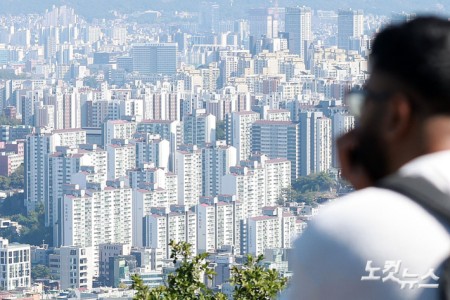 서울 집값이 87주 연속 상승하며 역대 최장 상승 기록을 이어가고 있다. 8일 한국부동산원이 발표한 10월 첫째주(5일 기준) 주간 아파트 가격 동향에 따르면 서울 아파트 매매가격은 전주 대비 0.12% 올랐다. 사진은 8일 서울 남산에서 바라본 서울 시내 아파트 단지의 모습.