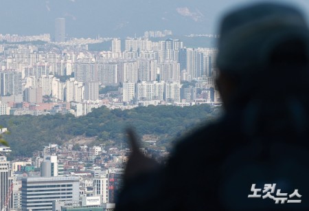 서울 집값이 87주 연속 상승하며 역대 최장 상승 기록을 이어가고 있다. 8일 한국부동산원이 발표한 10월 첫째주(5일 기준) 주간 아파트 가격 동향에 따르면 서울 아파트 매매가격은 전주 대비 0.12% 올랐다. 사진은 8일 서울 남산에서 바라본 서울 시내 아파트 단지의 모습.