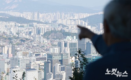 서울 집값이 87주 연속 상승하며 역대 최장 상승 기록을 이어가고 있다. 8일 한국부동산원이 발표한 10월 첫째주(5일 기준) 주간 아파트 가격 동향에 따르면 서울 아파트 매매가격은 전주 대비 0.12% 올랐다. 사진은 8일 서울 남산에서 바라본 서울 시내 아파트 단지의 모습.