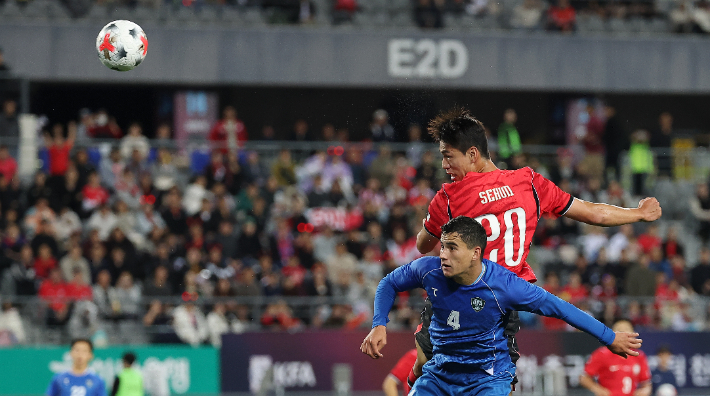 지난 6일 경기도 용인시 용인미르스타디움에서 열린 축구 국가대표팀 평가전 대한민국과 우즈베키스탄의 경기. 후반전 한국 오세훈이 헤더로 팀 두번째 골을 넣고 있다. 연합뉴스