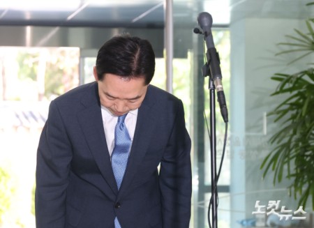 고개숙여 인사하는 김지용 후보자