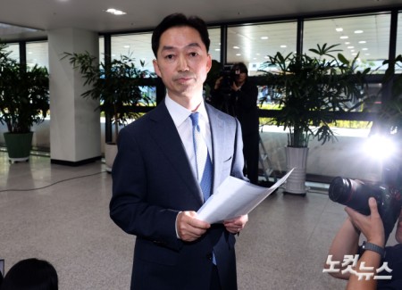 사무실로 이동하는 김지용 후보자