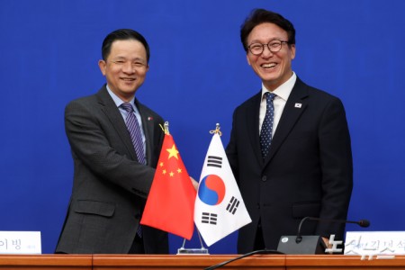 악수하는 민주당 김민석 대표-다이빙 주한중국대사