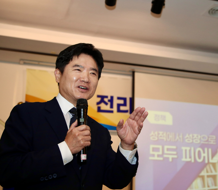김대중 전남광주통합특별시교육감이 8일 나주에서 열린 '민관산학 교육협력위원회 합동 연찬회'에 참석, '아이들의 교육과 지역의 일자리를 잇는 K-교육특별시'를 주제로 특강을 진행하고 있다. 전남광주통합특별시교육청 제공