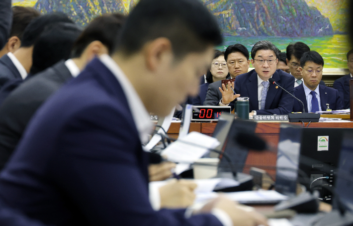 이억원 금융위원장이 8일 국회 정무위원회에서 열린 금융위원회 등에 대한 국정감사에서 위원들의 질의에 답하고 있다. 연합뉴스