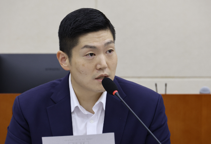 국민의힘 김재섭 의원이 8일 국회 정무위원회에서 열린 금융위원회 등에 대한 국정감사에서 발언하고 있다. 연합뉴스