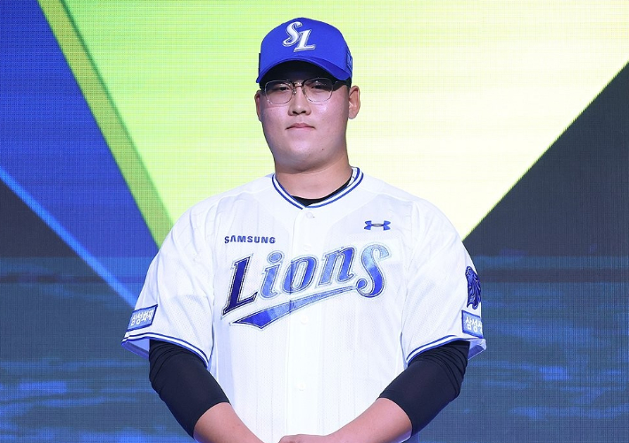 2027 KBO 신인 드래프트에서 1라운드 7순위로 삼성 지명을 받은 광주진흥고 김민훈이 포즈를 취한 모습. 연합뉴스 