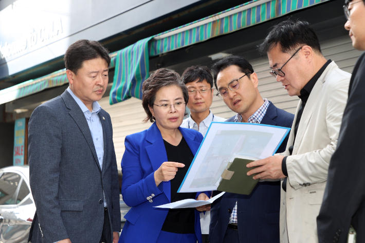 김미경 수원시의장이 동료 시의원들과 함께 수원시 팔달구 행궁동 팔달사 일대에서 도로 개설 민원을 점검하고 있다. 수원시의회 제공