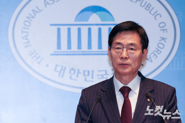 국민의힘 조경태 의원이 5일 서울 여의도 국회 소통관에서 윤리위 관련 기자회견을 하고 있다. 박종민 기자