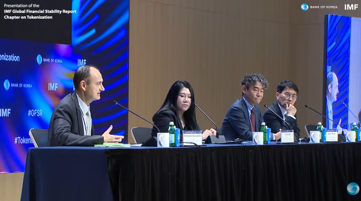 IMF와 한국은행이 8일 서울 중구 한국은행에서 '토큰화의 확대: 새로운 효율성과 취약성'을 주제로 개최한 글로벌금융안정보고서(GFSR) 토큰화 챕터 발표 행사에서 아타나시오스 밤바키디스 IMF 통화자본시장국 부국장(오른쪽)이 발언하고 있다. 한국은행 유튜브 라이브 영상 캡처
