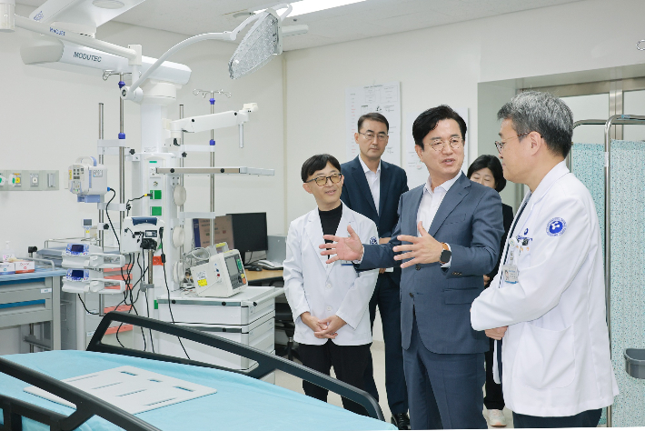 허태정 대전시장이 8일 '대전형 응급의료체계 개편'을 점검하기 위해 충남대병원 권역응급의료센터를 방문했다. 대전시 제공