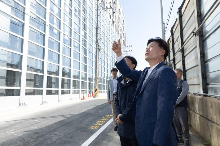 경인고속도로 방음벽 살펴보는 조용익 부천시장. 부천시 제공