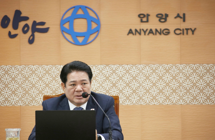 최대호 안양시장이 민선9기 취임 100일인 8일 시청 전자회의실에서 간부회의를 주재하고 있다. 안양시 제공