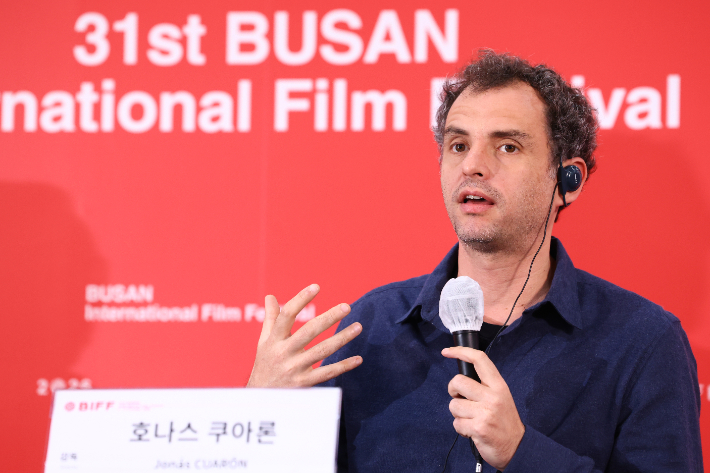 호나스 쿠아론 감독이 8일 부산 해운대구 영화의 전당 비프힐에서 열린 제31회 부산국제영화제(BIFF) 기자회견에서 질문에 답하고 있다. 연합뉴스