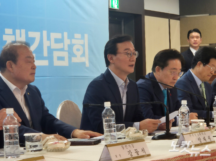 전재수 부산시장이 정책 건의사항에 대해 답하고 있다. 박중석 기자
