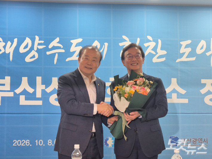 양재생 부산상공회의소 회장(왼쪽)이 취임 100일을 맞은 전재수 부산시장에게 꽃다발을 전달했다. 박중석 기자