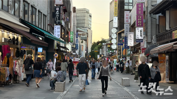 지난 6일 오후 4시 인사동길을 걷고 있는 시민들. 김하영 기자