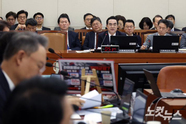 박홍근 기획예산처 장관이 8일 서울 여의도 국회에서 열린 재정경제기획위원회의 기획예산처에 대한 국정감사에서  의원 질의에 답변을 하고 있다. 윤창원 기자