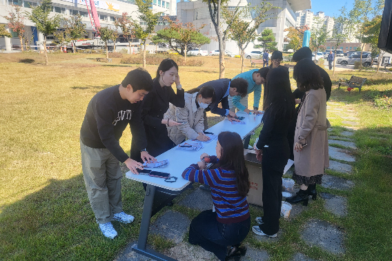 강원특별자치도교육청은 제580돌 한글날을 맞아 8일 청사 안팎에서 '말빛찾기' 행사를 개최했다. 강원교육청 제공