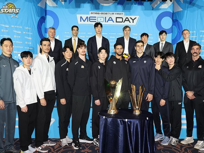 8일 서울 강남구 호텔 리베라 청담에서 열린 2026-2027시즌 V리그 남자부 미디어데이에서 선수와 감독이 함께 기념촬영을 하고 있다. 연합뉴스