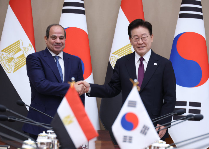 이재명 대통령과 압델 파타 알시시 이집트 대통령이 8일 청와대에서 확대 정상회담에 앞서 악수하고 있다. 연합뉴스