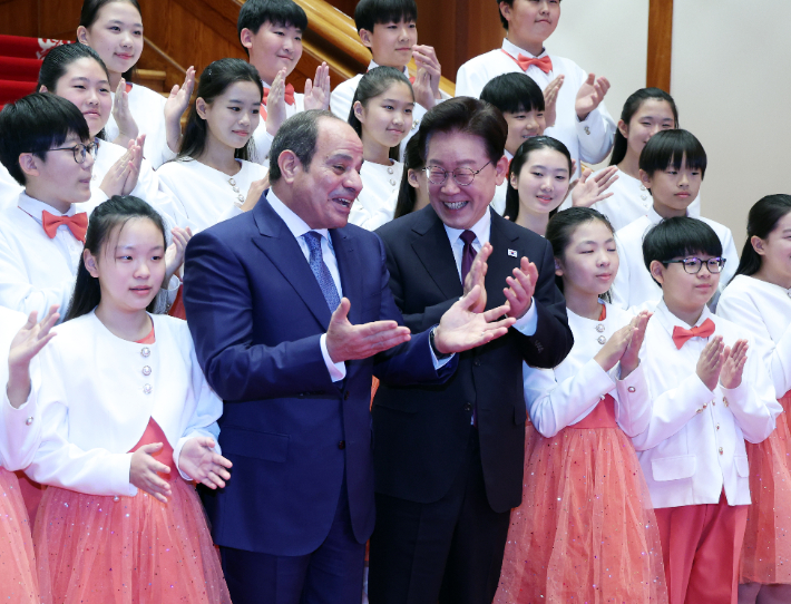 이재명 대통령과 압델 파타 알시시 이집트 대통령이 8일 청와대에서 국빈 방한 공식 환영식을 마친 후 어린이 합창단과 기념촬영을 하고 있다. 연합뉴스