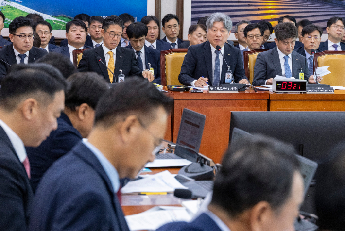 유정훈 한국도로공사 사장이 8일 국회 국토교통위에서 열린 도로공사와 유관 기관에 대한 국정감사에 출석해 의원 질의에 답하고 있다. 연합뉴스