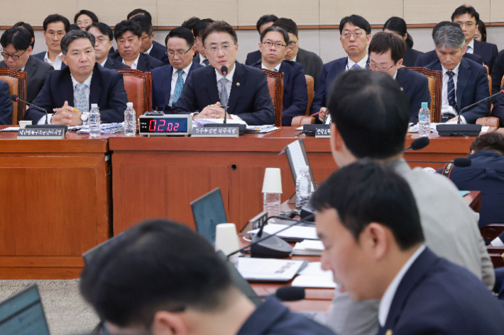 이진수 법무부 장관 직무대행이 8일 국회 법제사법위원회에서 열린 법무부, 대한법률구조공단 등에 대한 국정감사에서 법사위원 질의에 답하고 있다. 연합뉴스