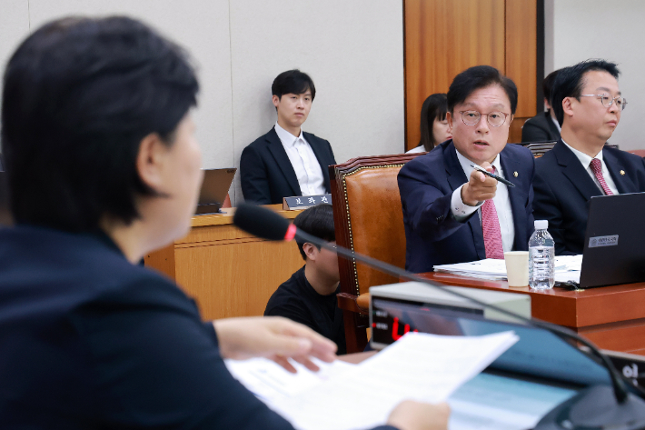 8일 국회 법제사법위원회에서 열린 법무부, 대한법률구조공단 등에 대한 국정감사에서 야당 간사인 국민의힘 박형수 의원이 법사위원장인 더불어민주당 서영교 의원의 국감 진행에 항의하고 있다. 연합뉴스