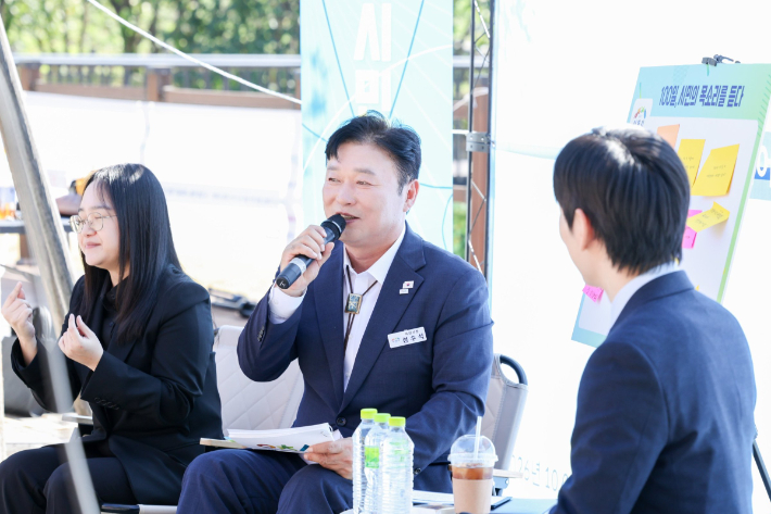 성수석 이천시장이 8일 청년카페 이룸 앞 잔디광장에서 열린 '100일, 시민의 목소리를 듣다' 토크콘서트에서 시민들과 이야기를 나누고 있다. 이천시 제공